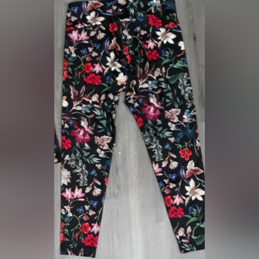 Old Navy Active Vibrant Black and Red Floral Leggings